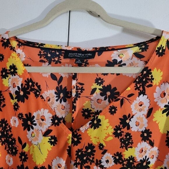 JONES New York Signature Women's Size 1XL Muilt Color Floral top Nwot V Neck - Picture 5 of 8